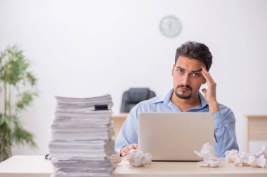 Genç işadamı ofiste yeni fikirleri reddediyor.