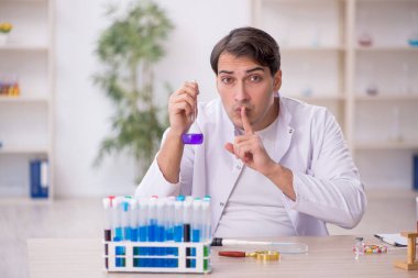 Laboratuvarda çalışan genç bir kimyager.