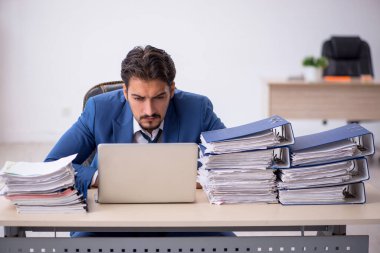 Genç işadamı işyerinde aşırı çalışmaktan memnun değil.