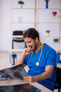 Klinikte çalışan genç bir radyolog.