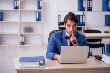 Genç işadamı ve ofiste çok fazla iş var.