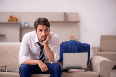 Genç işadamı salgın sırasında evden çalışıyor.