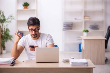 İş yerindeki genç öğrenci.