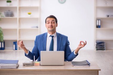 İş yerinde çalışan genç bir işadamı