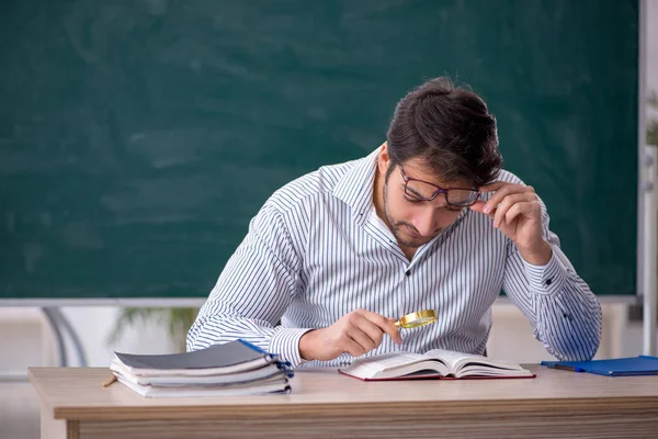Young Teacher Sitting Classroom — Stock Photo, Image