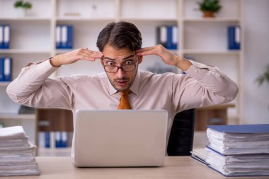 Genç işadamı aşırı işten memnun değil.