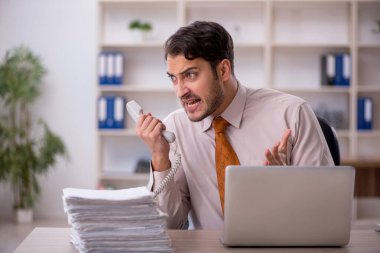 Genç işadamı aşırı işten memnun değil.