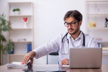 Hastanede çalışan genç bir doktor.