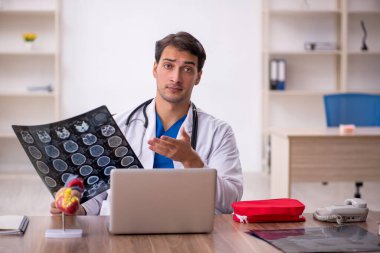 Klinikte çalışan genç bir radyolog.