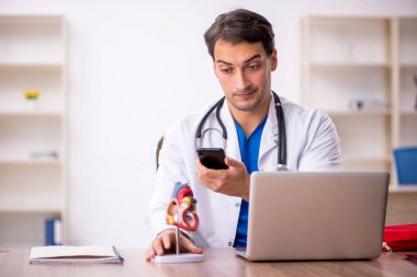 Klinikte çalışan genç doktor kardiyolog.