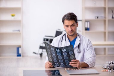 Klinikte çalışan genç bir radyolog.