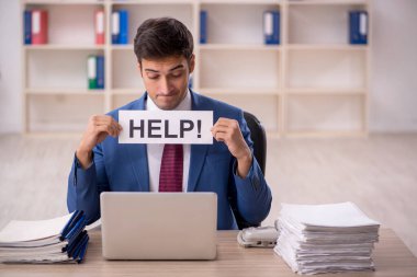 Genç işadamı işyerinde yardım istiyor.