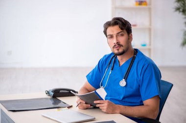 Hastanede çalışan genç bir doktor.