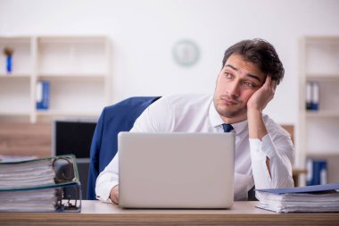 Genç işadamı işyerinde aşırı çalışmaktan memnun değil.