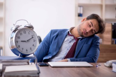 Zaman yönetimi konseptinde genç işadamı