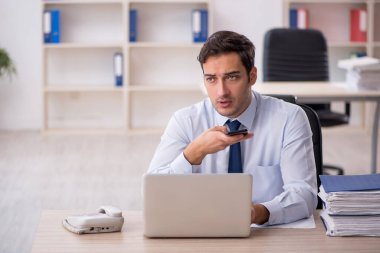 İş yerinde çalışan genç bir işadamı