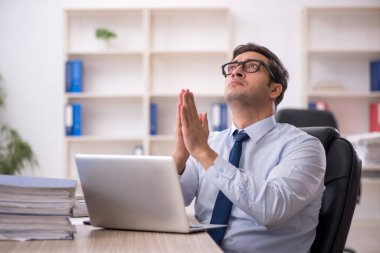 İş yerinde çalışan genç bir işadamı