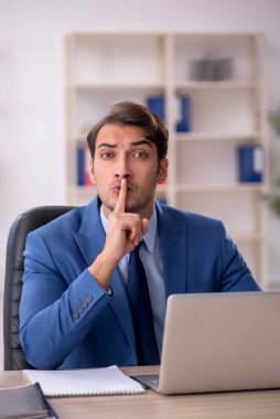 Genç işadamı ve ofiste çok fazla iş var.