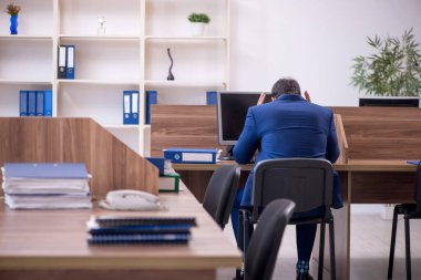 Ofiste çalışan genç işadamı.