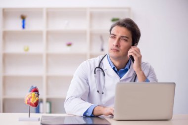 Teletıp konseptinde genç doktor