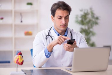 Teletıp konseptinde genç doktor