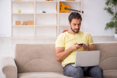 Genç öğrenci salgın sırasında evde çalışıyor.