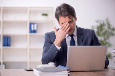 İş yerinde çalışan genç bir işadamı