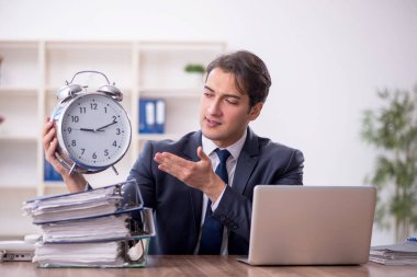 Zaman yönetimi konseptinde genç işadamı