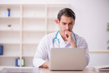 Teletıp konseptinde genç doktor