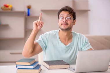 Evde sınava hazırlanan genç bir öğrenci.