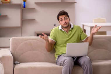 Evden çalışan genç bir serbest çalışan.