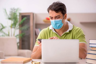 Genç öğrenci salgın sırasında evde sınavlara hazırlanıyor.