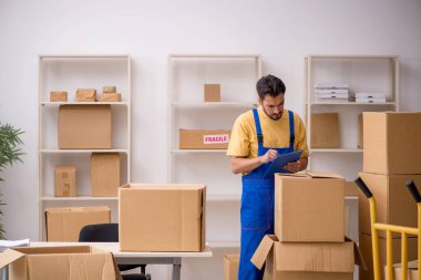 Erkek müteahhit evde yer değiştiriyor.