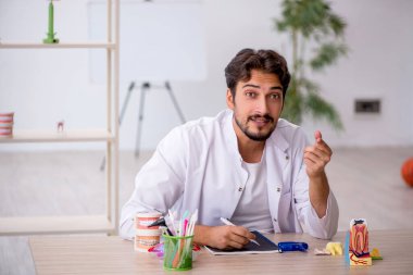 Klinikte çalışan genç bir dişçi.