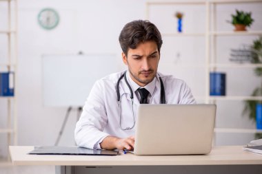 Teletıp konseptinde genç doktor