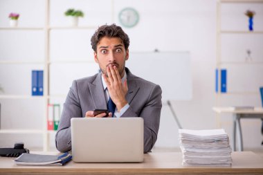 Ofiste çalışan genç işadamı.