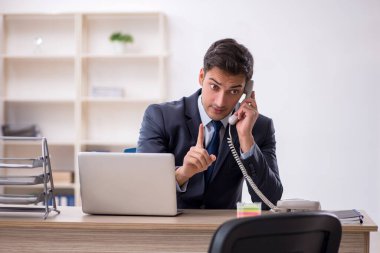 Ofiste çalışan genç işadamı.