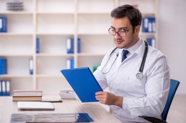 Klinikte çalışan genç bir doktor.