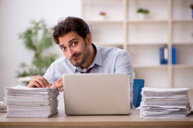 Genç işadamı ofisteki aşırı işten memnun değil.