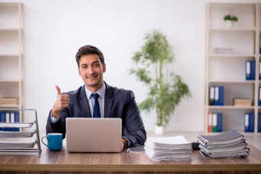 Ofiste çalışan genç işadamı.