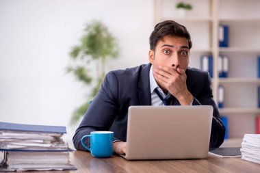 Ofiste çalışan genç işadamı.