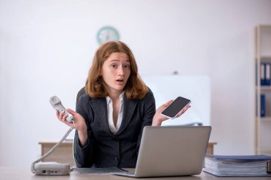 İşyerinde oturan genç iş kadını