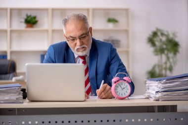 Zaman yönetimi konseptinde eski bir işadamı