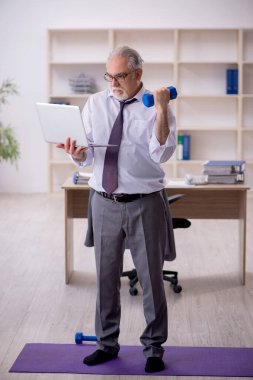 Mola sırasında spor egzersizleri yapan eski bir çalışan.