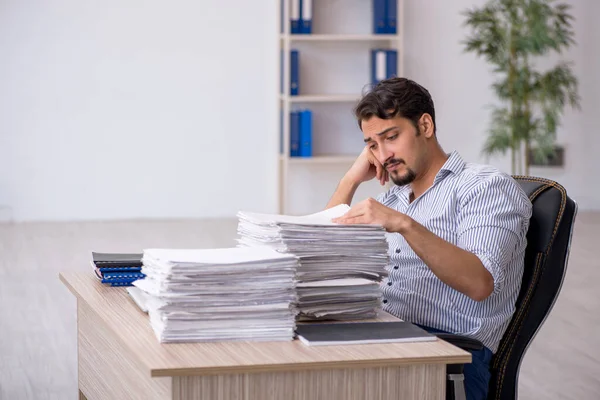 Genç işadamı ofisteki aşırı işten memnun değil.