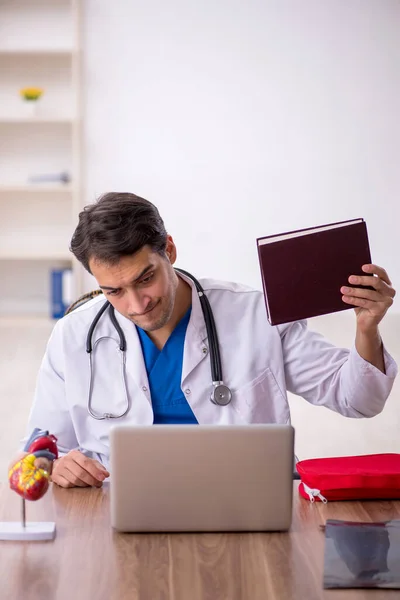 Ung Läkare Som Arbetar Kliniken — Stockfoto