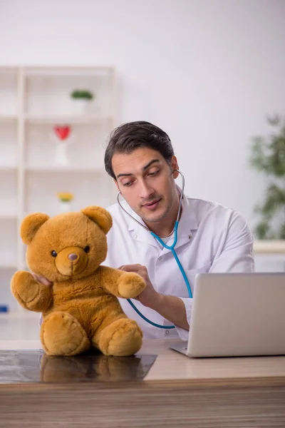 持有玩具熊的年轻医生 — 图库照片