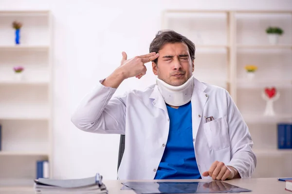 Young Doctor Holding Neck Brace — Stock Photo, Image