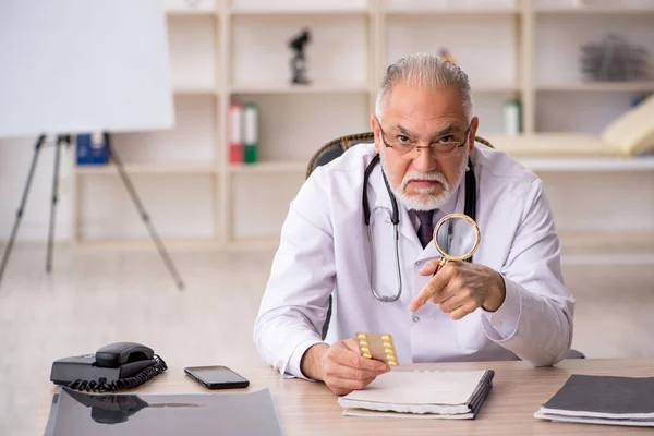 Старый Доктор Предлагает Таблетки Клинике — стоковое фото