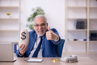 Eski erkek çalışanın maaş konsepti.